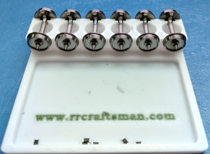 Assembly tray with completed wheelsets
